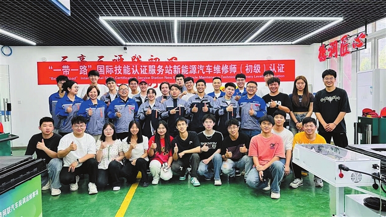 重慶城市職業(yè)學院 以“職教出海”為引擎，驅(qū)動“渝車出海”網(wǎng)絡(luò)技術(shù)服務(wù)新航程